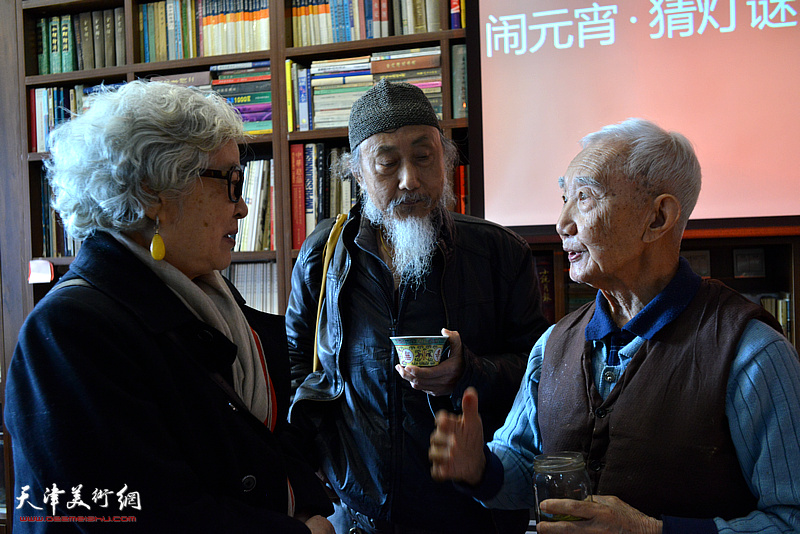 毕开文、唐云来、刘栋、杨会敏在书画名家惠民活动现场交流。