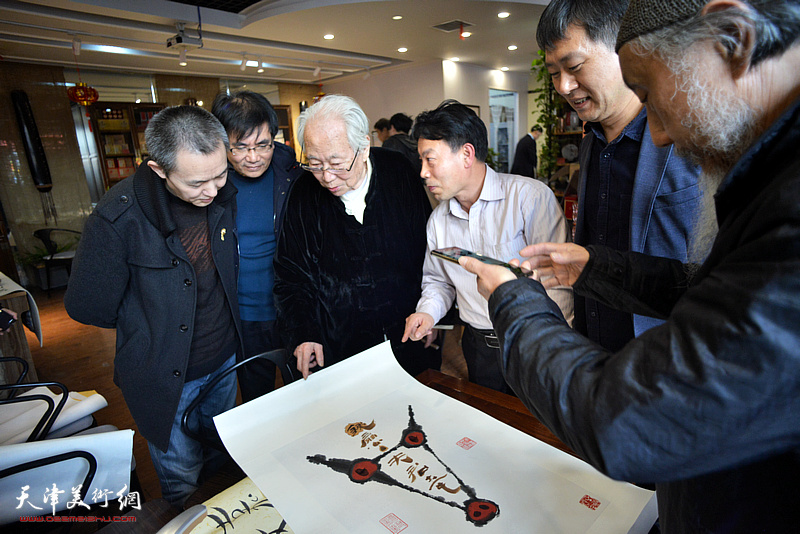 华非、刘栋、刘俊坡、高文军、董达峰在书画名家惠民活动现场交流。