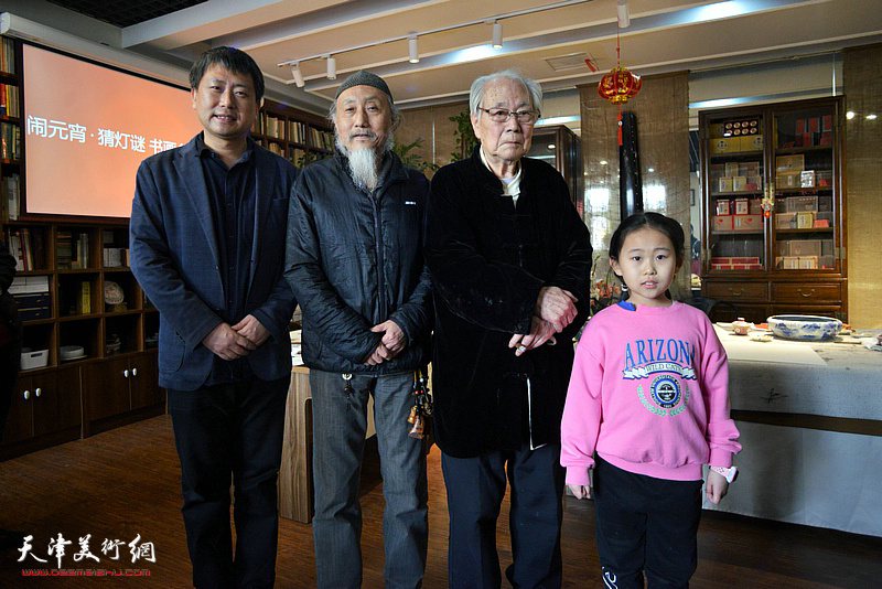 华非、刘栋、高文军、高紫珊在书画名家惠民活动现场。
