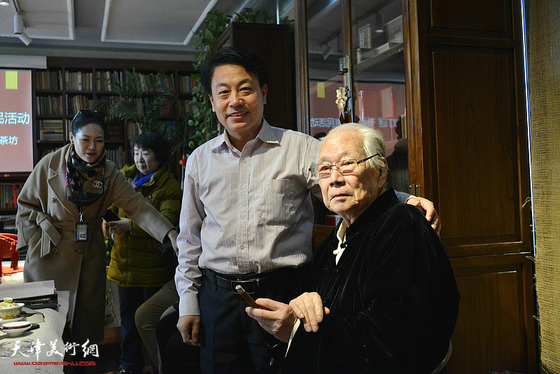 华非、刘俊坡在书画名家惠民活动现场。