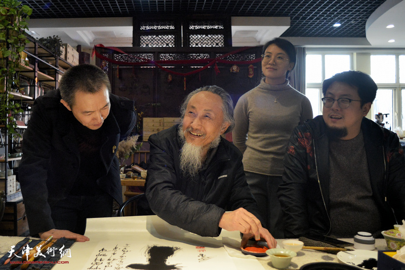 刘栋先生在书画名家惠民活动现场挥毫。