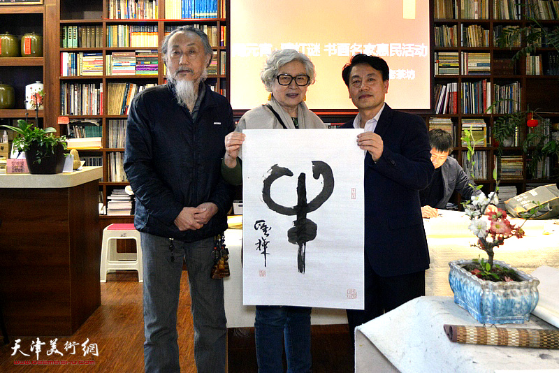 刘栋、杨会敏、刘俊坡在书画名家惠民活动现场。