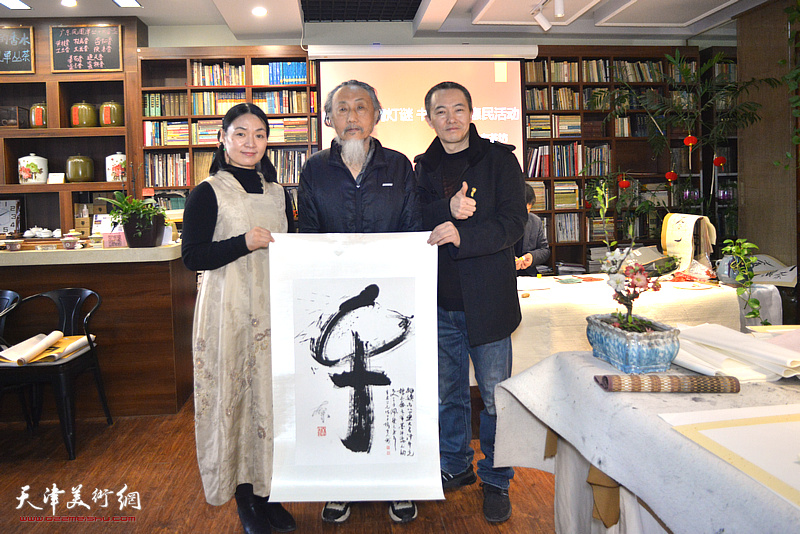 刘栋、赵学娟、董达峰在书画名家惠民活动现场。