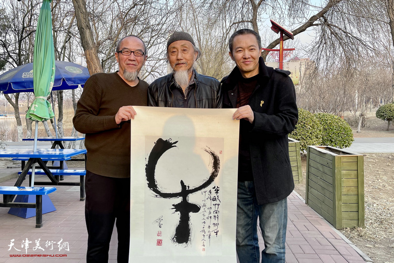刘栋、包仲川、董达峰在书画名家惠民活动现场。