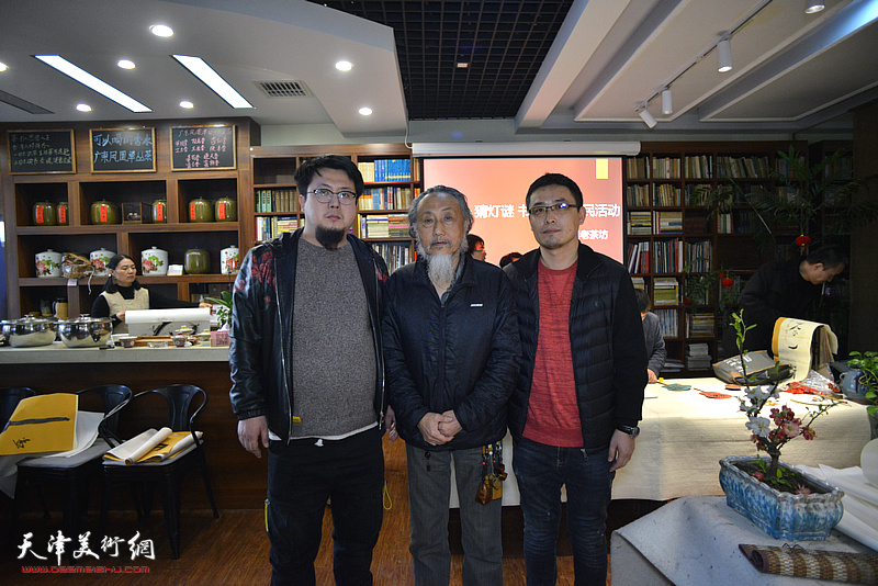 刘栋、李晖、王英杰在书画名家惠民活动现场。