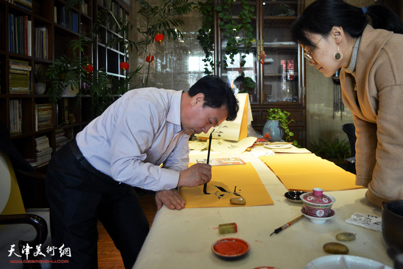 刘俊坡在书画名家惠民活动现场挥毫。