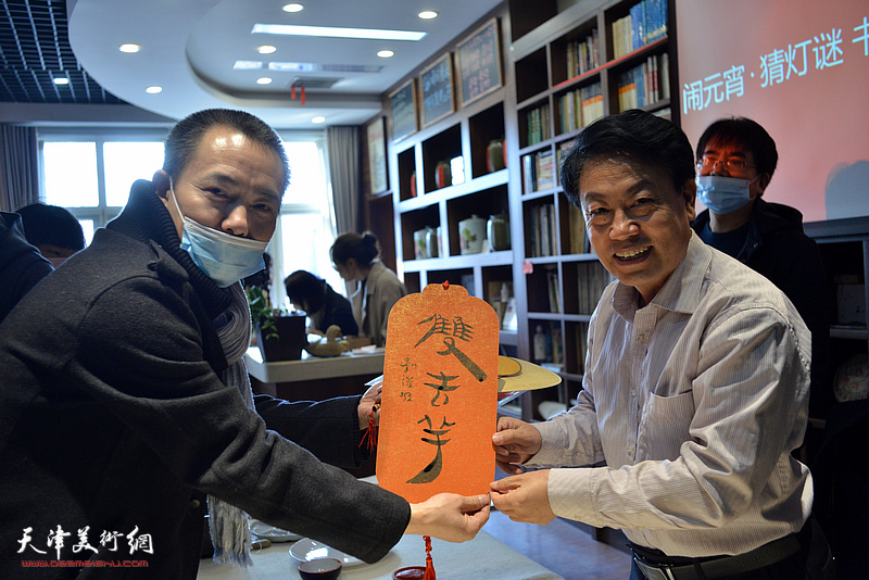 刘俊坡、董达峰在书画名家惠民活动现场。
