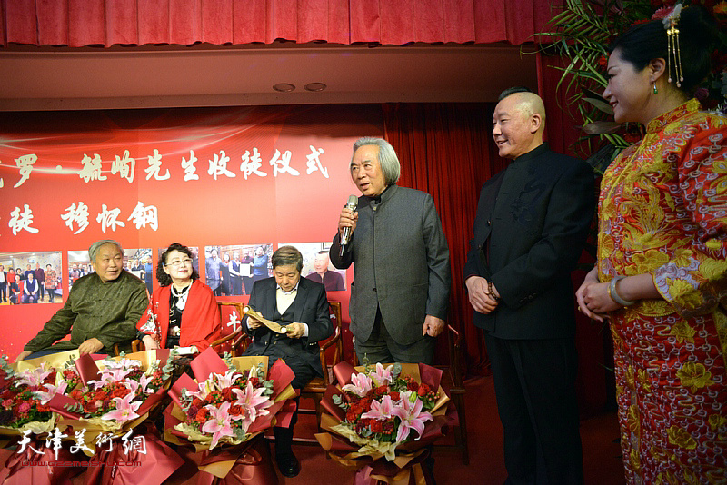 天津美术学院教授、天津市中国画学会会长、书画家、美术教育家霍春阳到场祝贺毓峋先生喜收高徒。