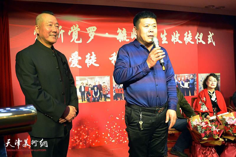 书画频道主任周连起到场祝贺毓峋先生喜收高徒。