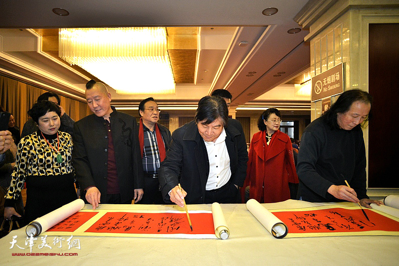 周世麟、李耀春先生在穆怀钢拜师帖上签字见证。