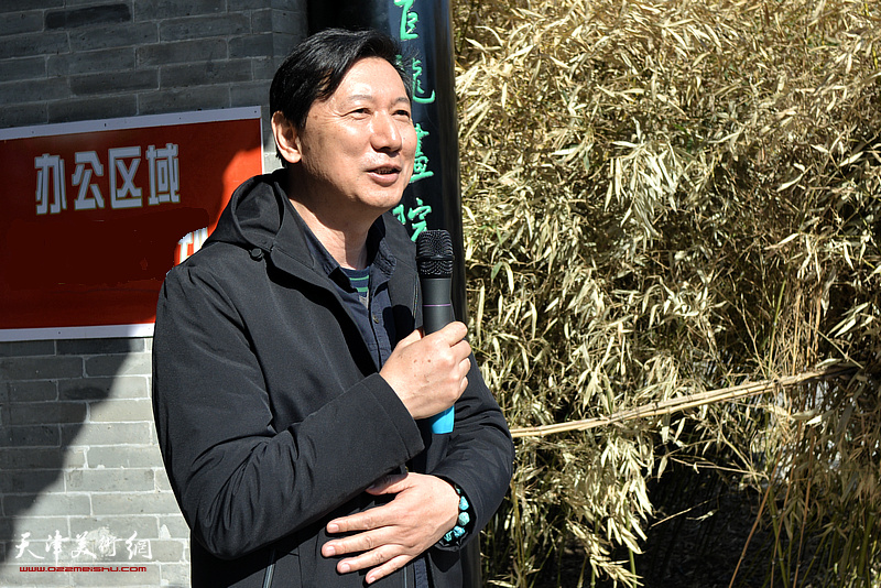 天津美术家协会秘书长张福有到场祝贺巨龙画院艺术活动中心挂牌。