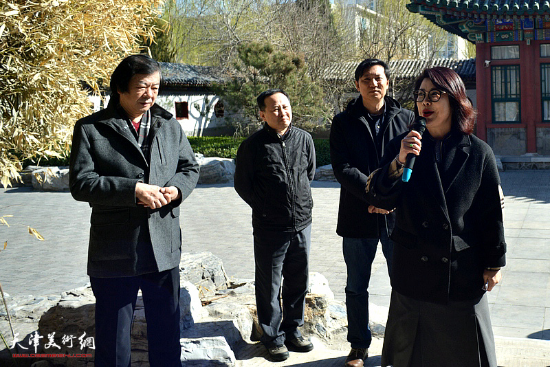 天津巨龙画院艺术活动中心在天津铁路文化宫畅观楼挂牌仪式现场。