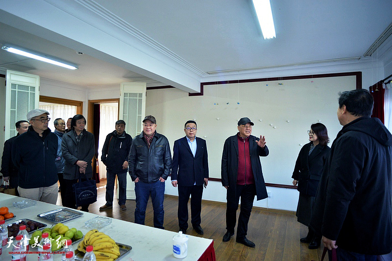 天津铁路办事处领导与巨龙画院艺术家在天津铁路文化宫交流。
