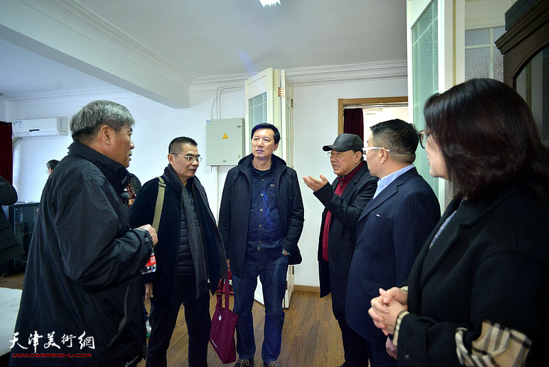 天津铁路办事处领导与巨龙画院艺术家在天津铁路文化宫交流。