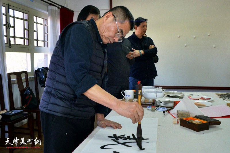 杨沛璋在天津铁路文化宫创作现场。