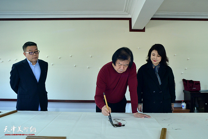 史振岭、张维、李璐在天津铁路文化宫创作现场。