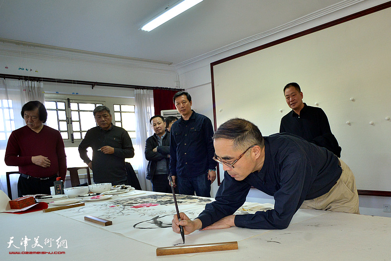 喻建十在天津铁路文化宫创作现场。