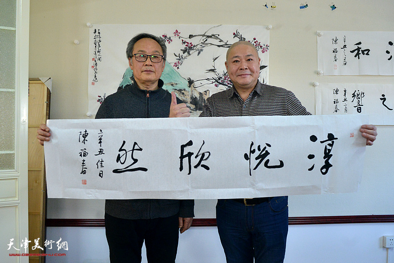 陈福春与杨光在天津铁路文化宫现场创作。 