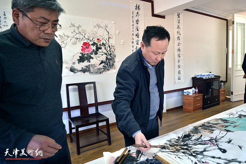 张立涛在天津铁路文化宫现场创作。 