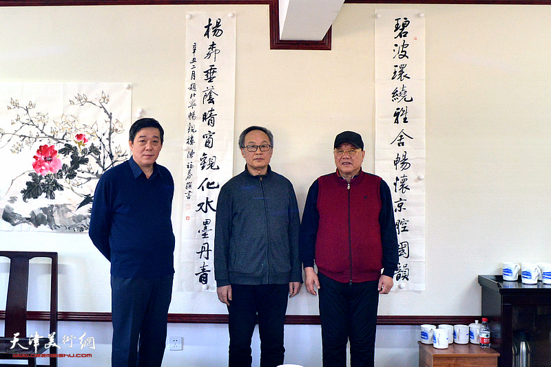 严绍勇、金志毅、陈福春在天津铁路文化宫现场创作。 