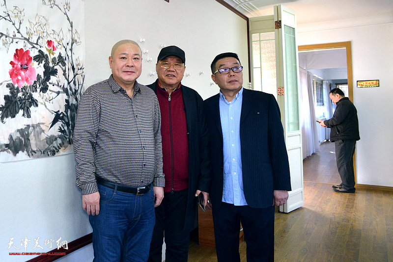 金志毅、杨光、张维在天津铁路文化宫现场创作。 
