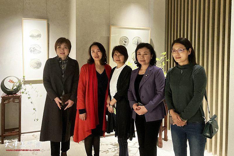 左起：李澜、高文红、杨葵、陈钟林、李楠在画展现场。