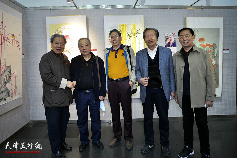 左起：霍然、王金厚、柴寿武、刘家成、钱桂芳在画展现场。