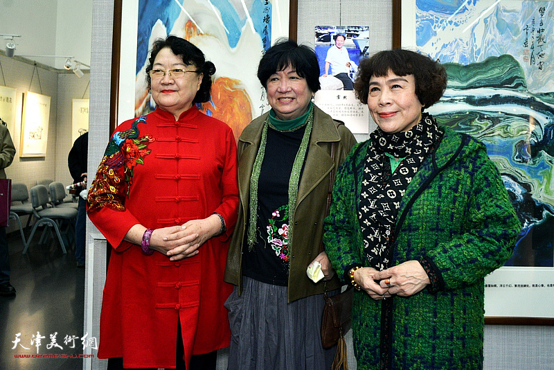 左起：刘正、孟昭丽、史玉在画展现场。
