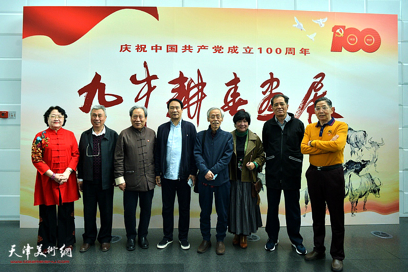 参展画家左起：刘正、王建涛、霍然、马寒松、姚景卿、孟昭丽、张志连、柴寿武在画展现场。