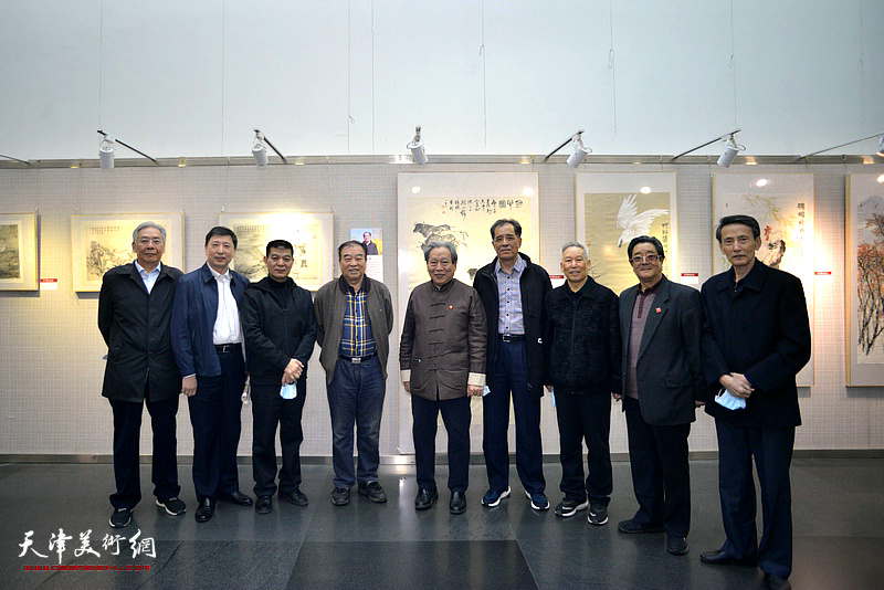 “68老兵”左起：赵玉森、王勇、范扬、王如意、霍然、张志连、刘传光、曲学真、李文安在画展现场。