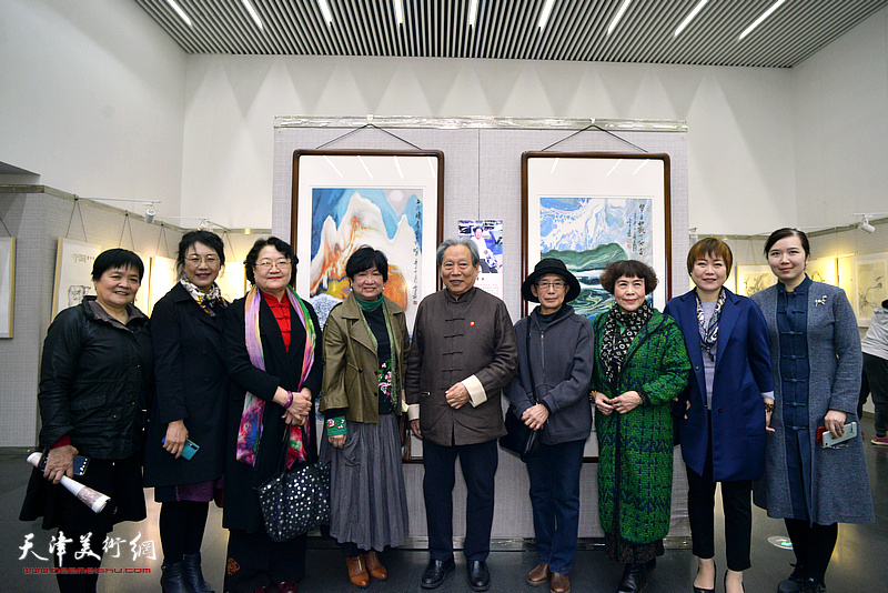 左起：徐立云、融雪、刘正、孟昭丽、霍然、萧惠珠、史玉、李澜、李悦在画展现场。