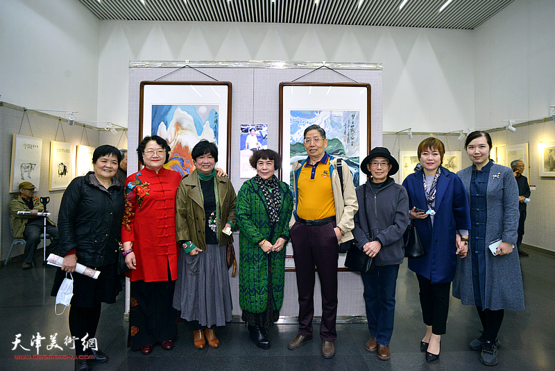 左起：徐立云、刘正、孟昭丽、史玉、柴寿武、萧惠珠、李澜、李悦在画展现场。