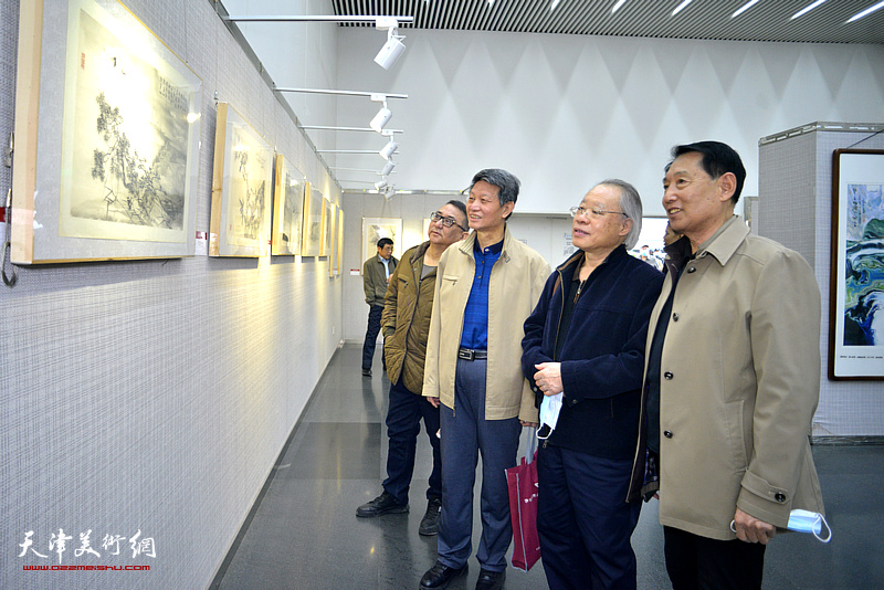 王金厚、李向群、钱桂芳、杨文观赏展出的作品。