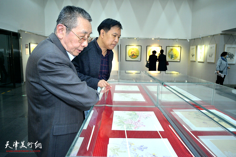 曹剑英、徐庆举观赏展出的作品。