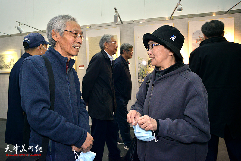 姚景卿、萧惠珠在画展现场交流。