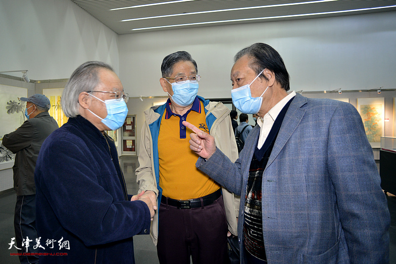 王金厚、刘家成、柴寿武在画展现场交流。