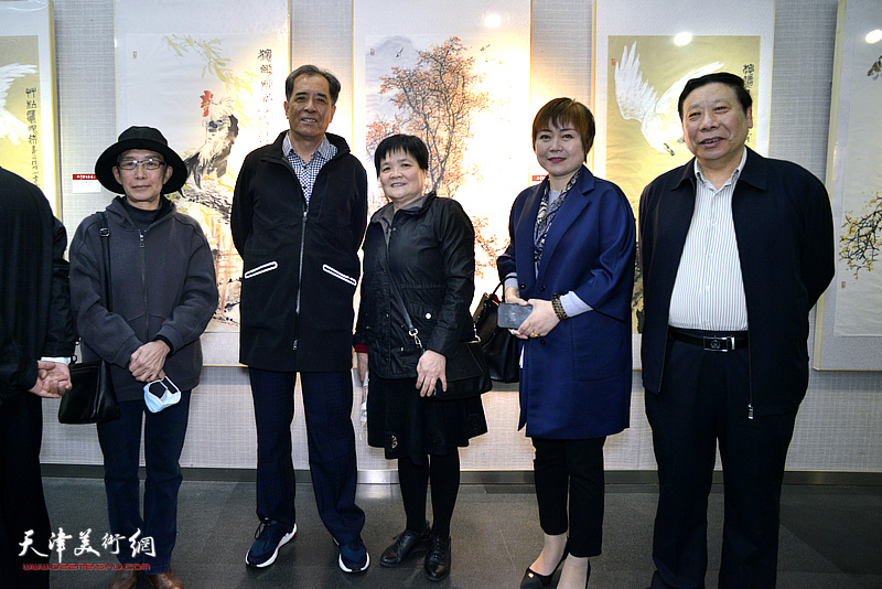 左起：萧惠珠、张志连、徐立云、李澜、杨利民在画展现场。