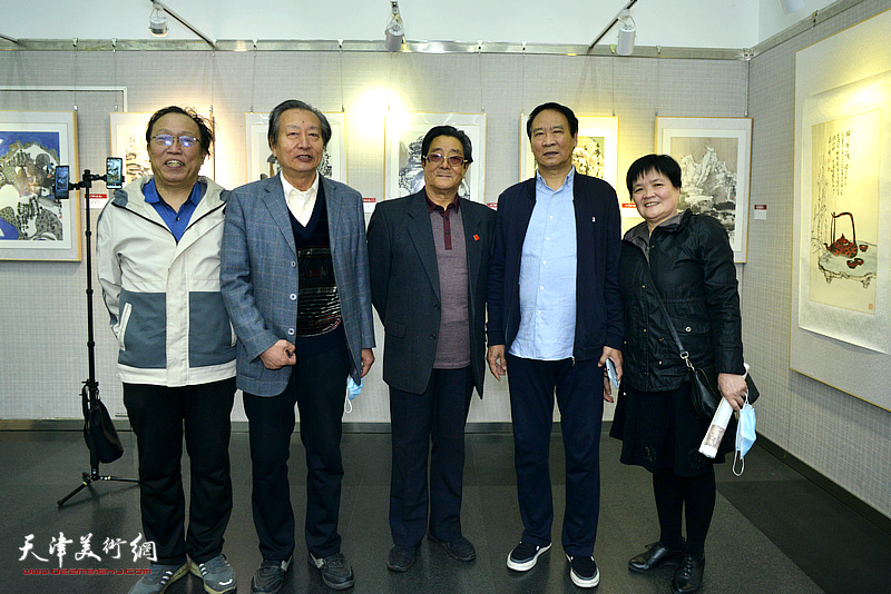 左起：任庆明、刘家成、曲学真、马寒松、徐立云在画展现场。