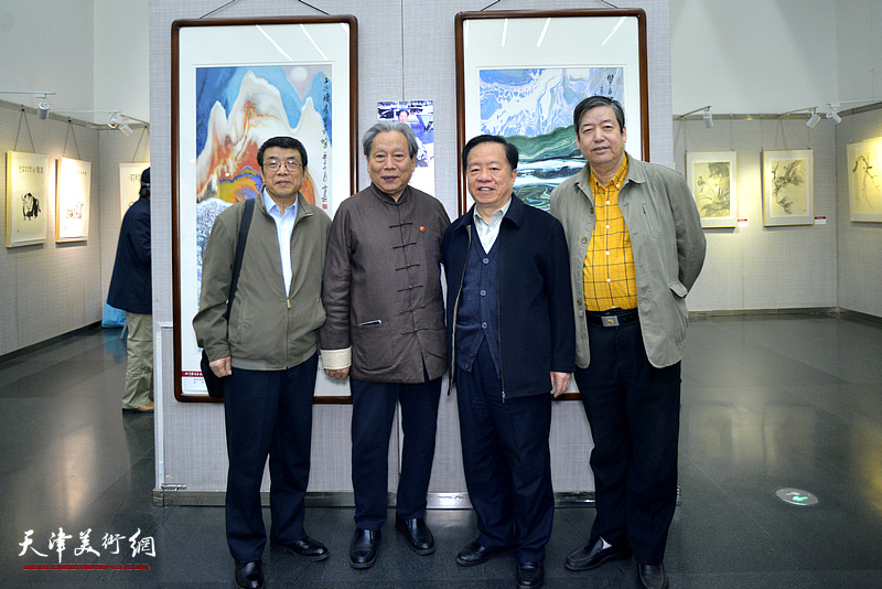 左起：李双林、霍然、王润昌、陈元龙在画展现场。