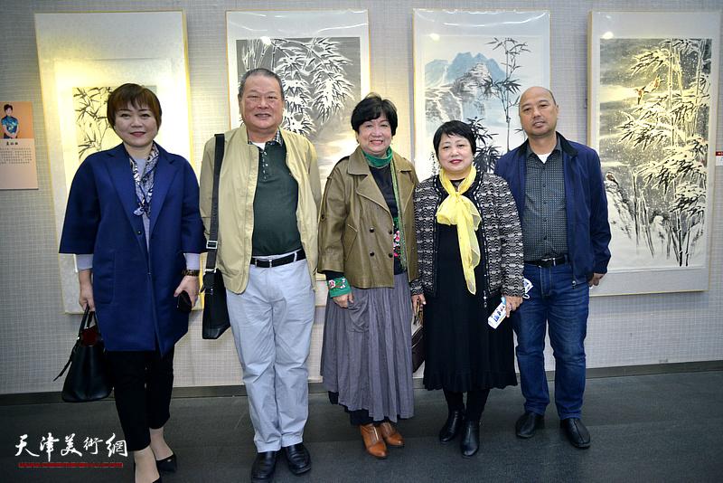 左起：李澜、马孟杰、孟昭丽、孙秀霞、孙永胜在画展现场。