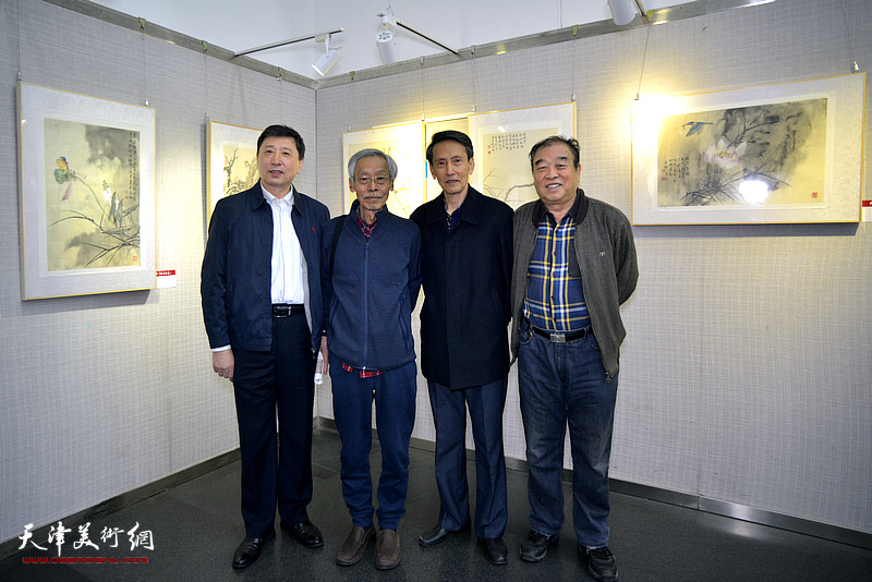 左起：王勇、姚景卿、李文安、王如意在画展现场。