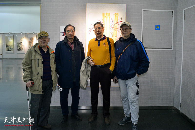 左起：周煦瑛、赵承锐、柴寿武、宋福明在画展现场