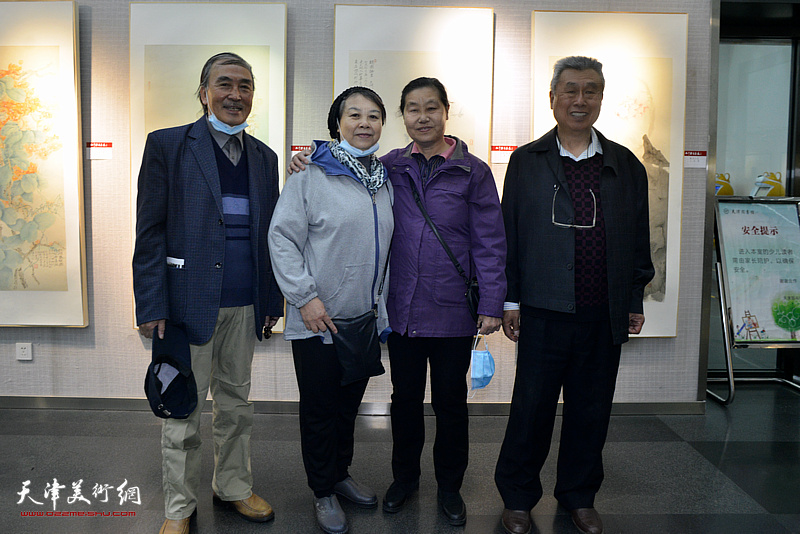 王建涛与亲友、嘉宾在画展现场。