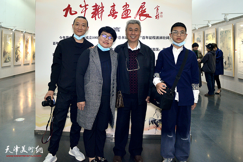 王建涛与亲友、嘉宾在画展现场。
