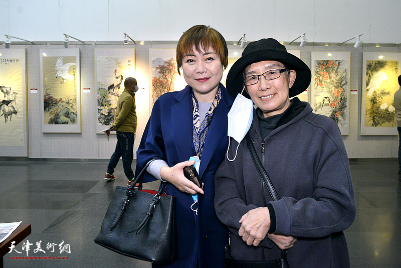 萧惠珠、李澜在画展现场。