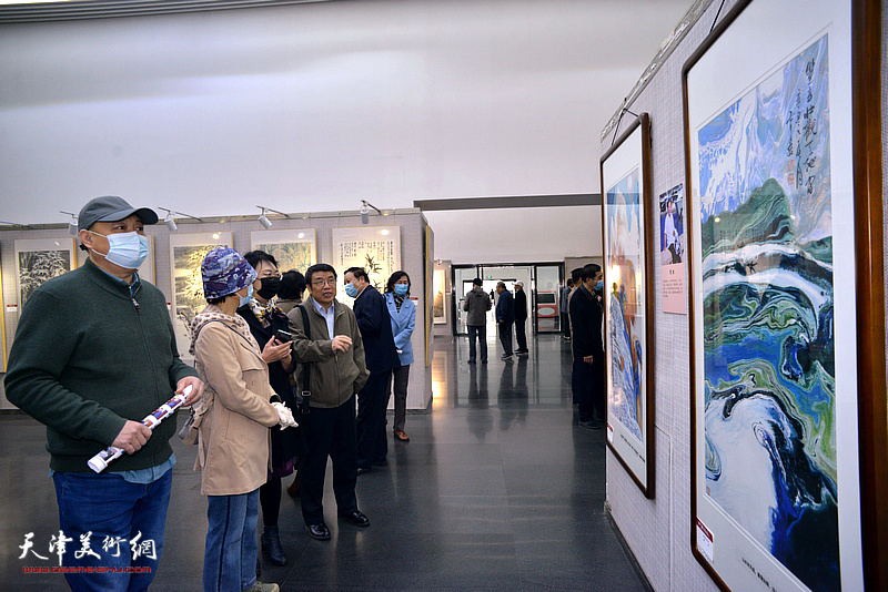 “九牛耕春画展”在天津图书馆艺术展厅展出现场。