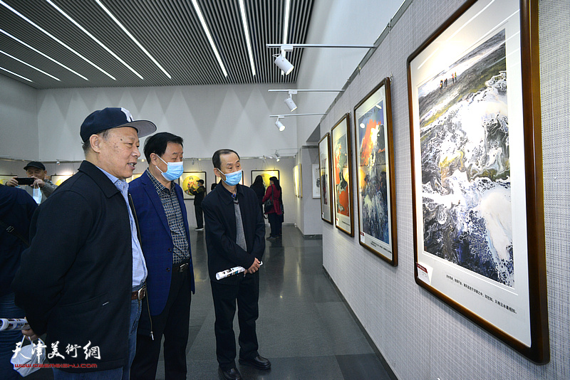 “九牛耕春画展”在天津图书馆艺术展厅展出现场。