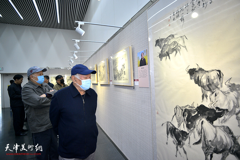 “九牛耕春画展”在天津图书馆艺术展厅展出现场。