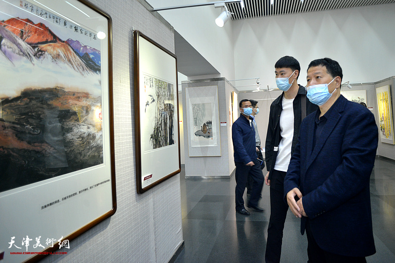 “九牛耕春画展”在天津图书馆艺术展厅展出现场。