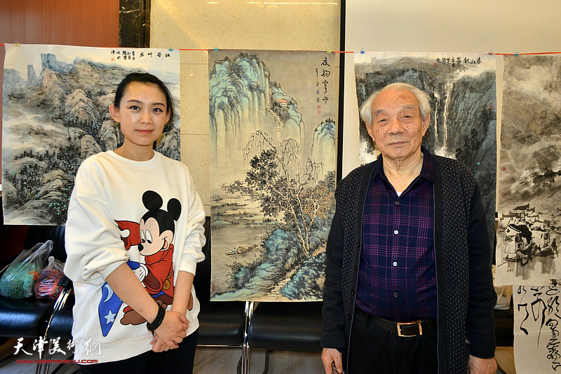 纪振民、刘禹君在蓟州创作现场。